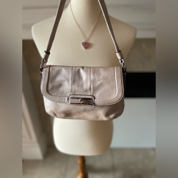 Coach Vintage Limited edition pearl mini bag. The Kristin Metalic pearl hobo - Picture 10 of 12